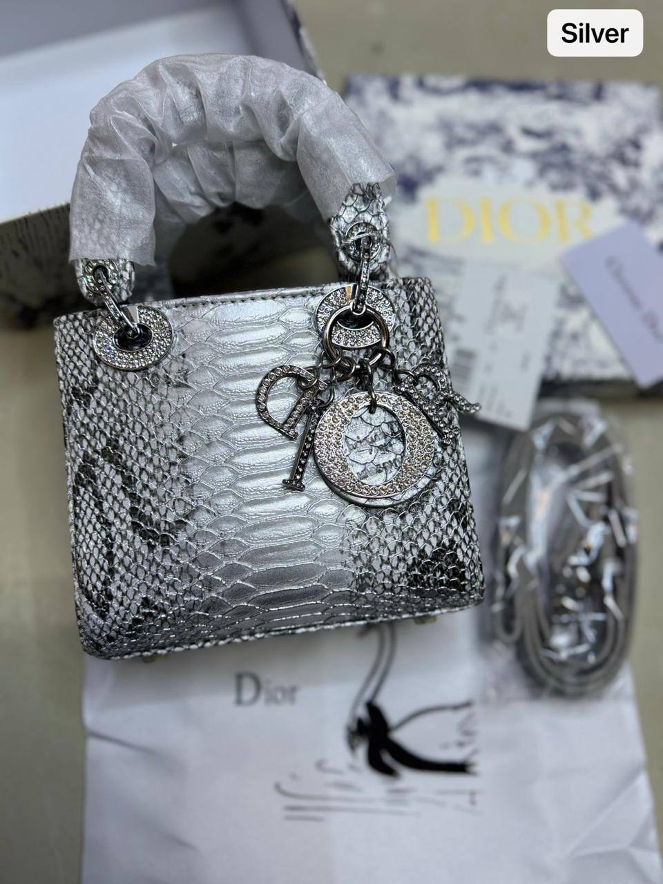 🌹  Lady Dior rare materials
1️⃣ First quality +🎁
Size : 17 * 14 * 7 cm
110 dhs✅
with box 🎁

Zain115
♥️♥️♥️