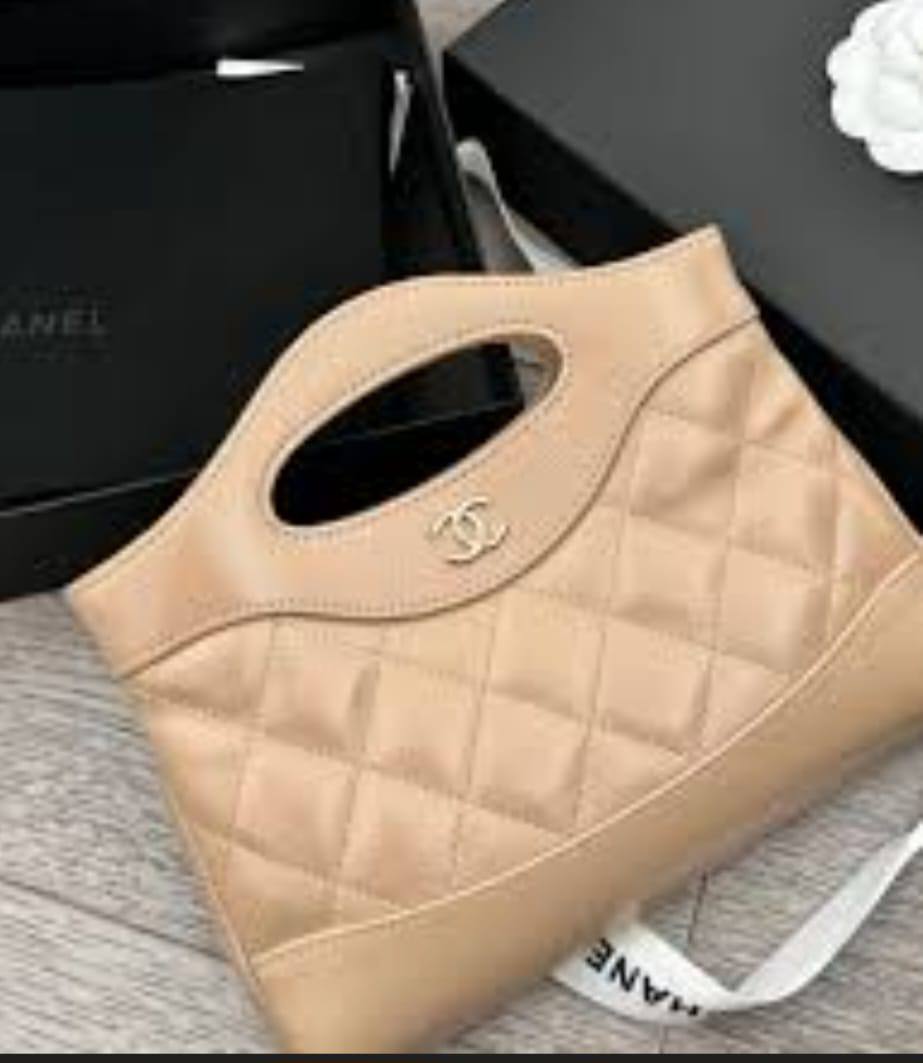 Chanel
⚡21cm
95 dhs✅
⚡with box🎁🎁🎁

Zain118
♥️♥️♥️