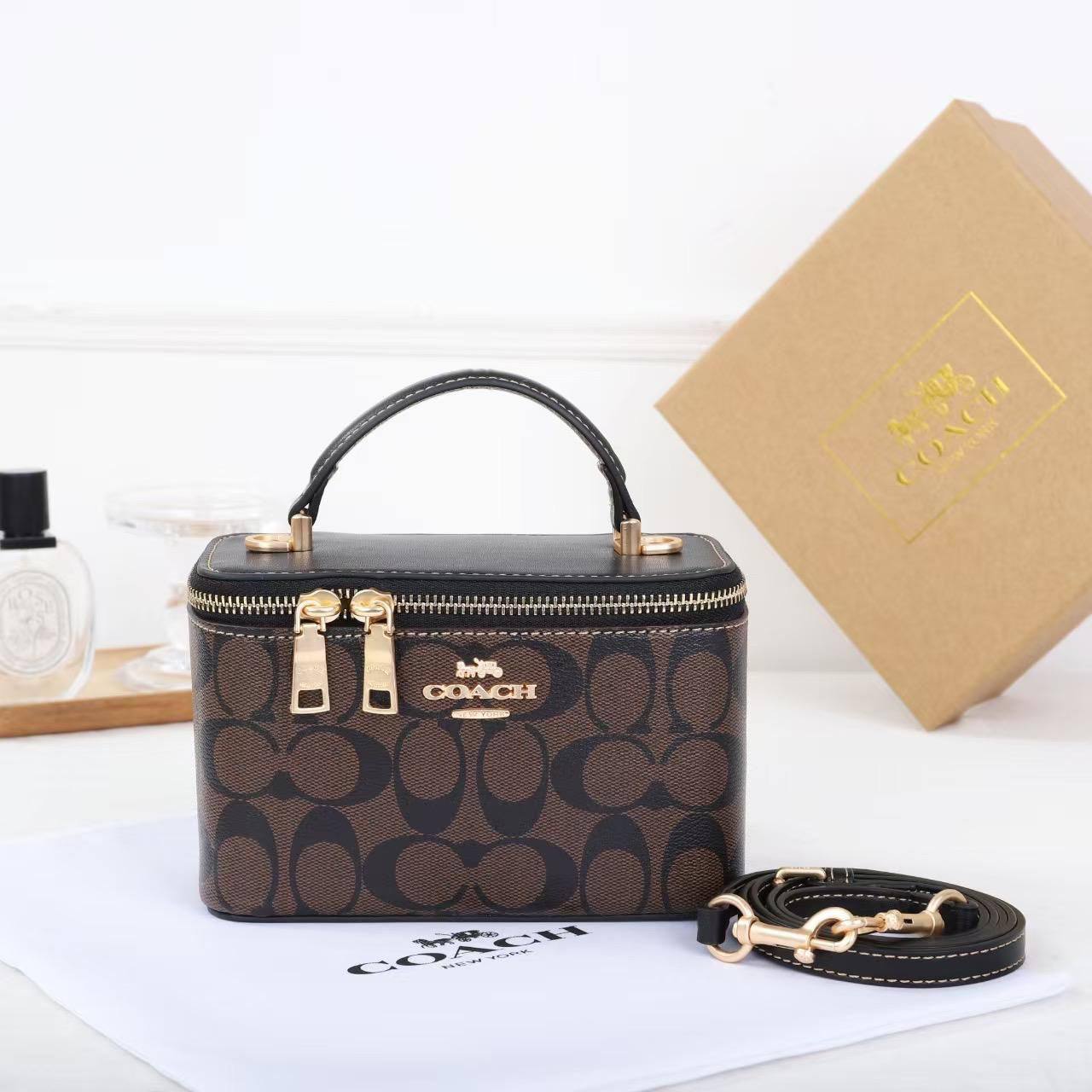 COACH 
NEW CAME GOOD QUALITY 
WITH BOX  
🎁🎁🎁

90 dhs🪙💕
SIZE: 17.5cm

Zain39
♥️♥️♥️