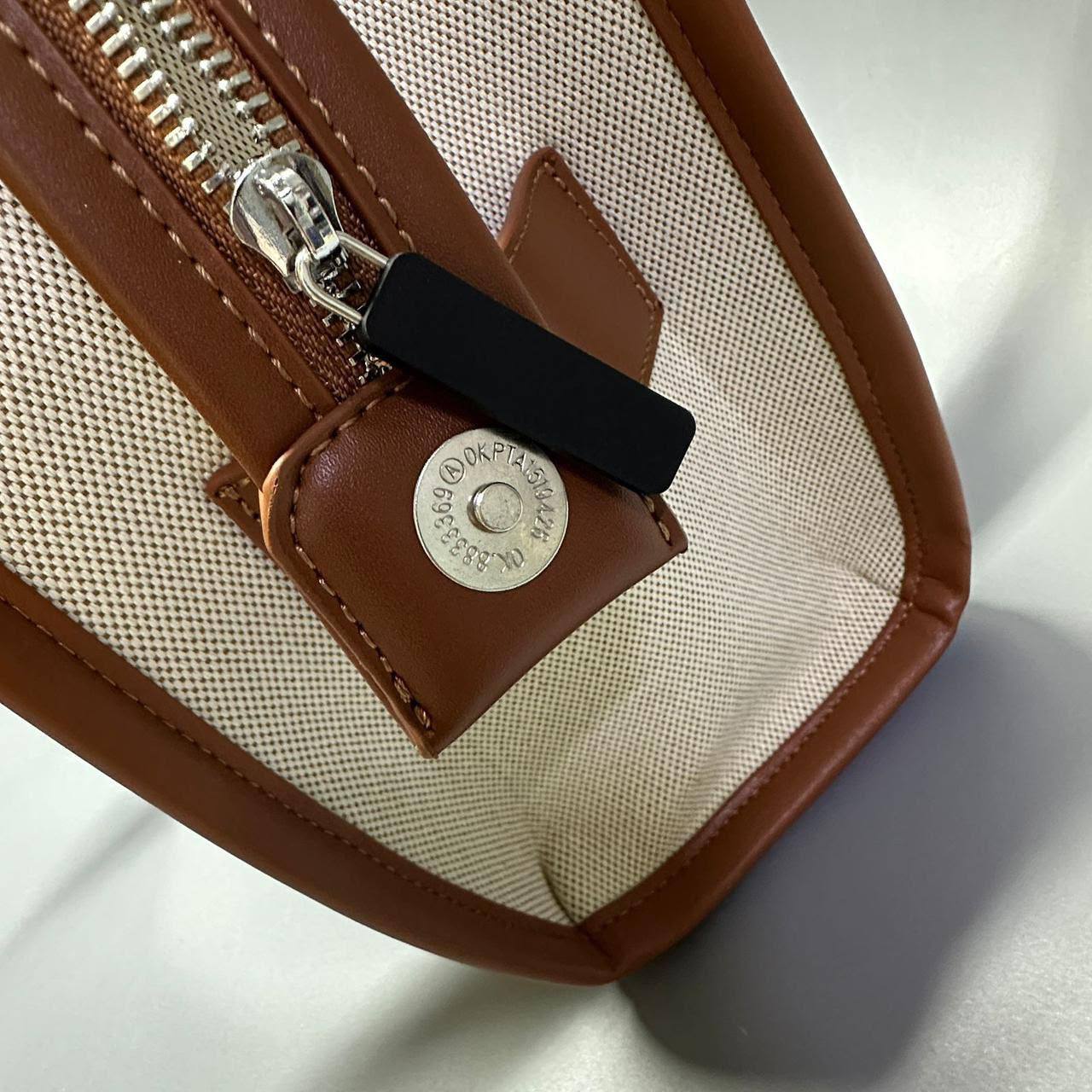 MARC JACOBS
 THE TOTE BAG
GOOD QUALITY 
115 dhs✅

Zain295
♥️♥️♥️