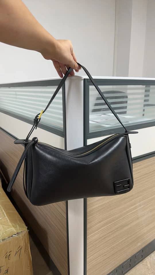 Fendi

100 dhs🇦🇪

with box

Zain26
♥️♥️♥️
