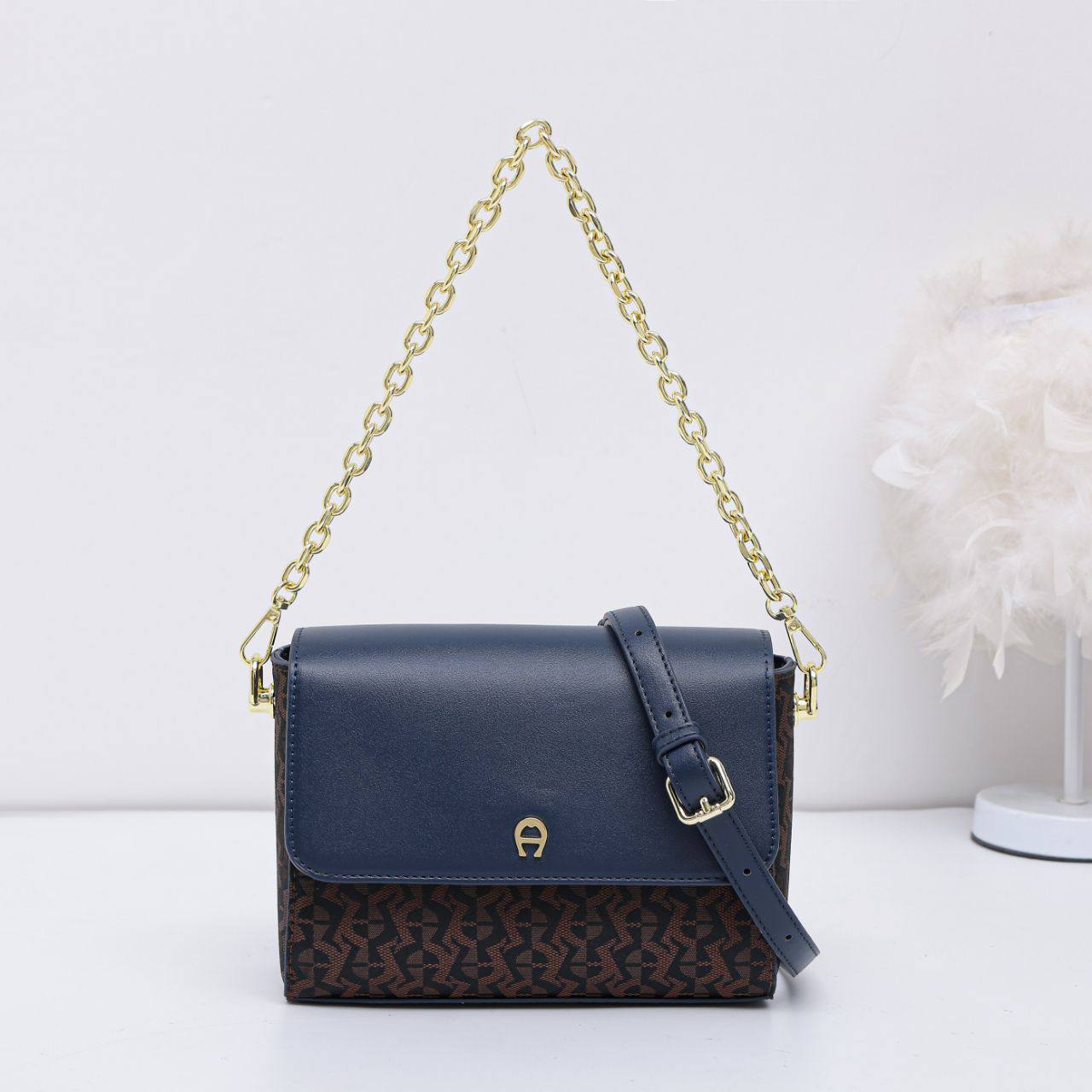 Aigner

95 dhs🗽

with box
🎁🎁🎁

23*8*15

Zain07
♥️♥️♥️