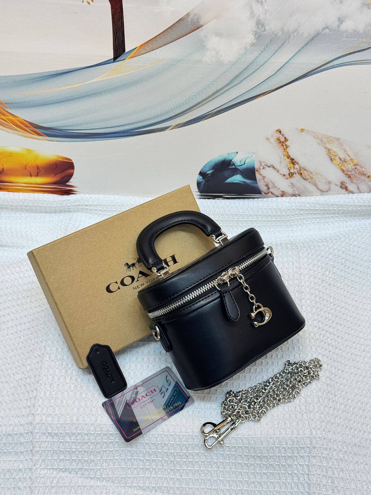 COACH

Best quality 
with box
95 dhs🇦🇪🇦🇪

size 15CM

Zain290
♥️♥️♥️
