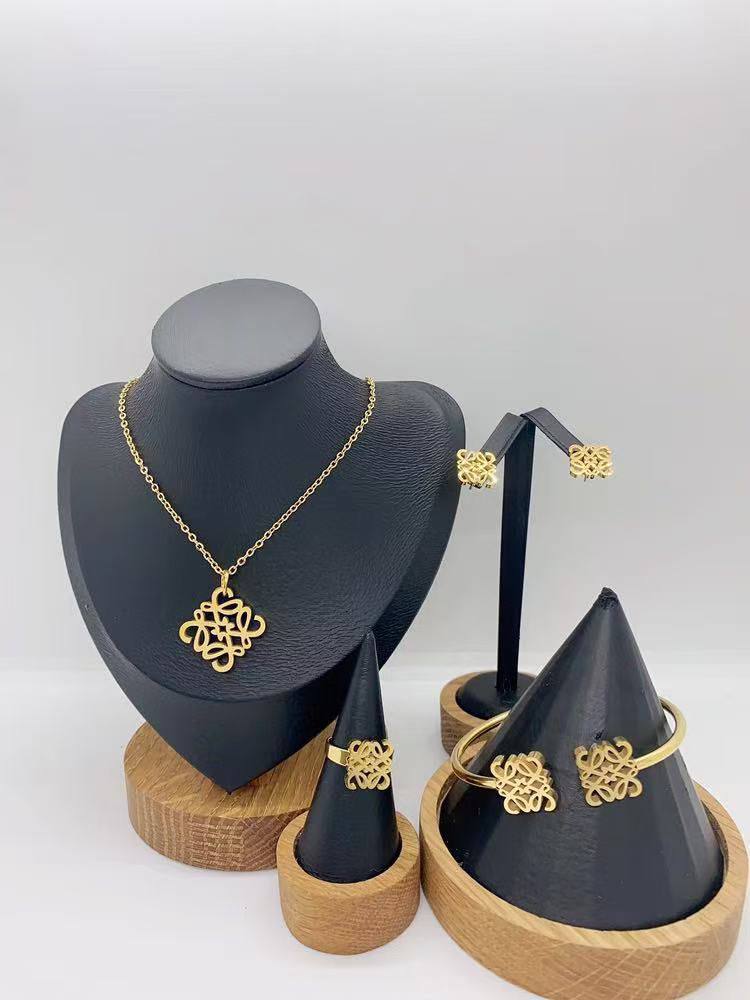 *Stainless steel SET 💯*
Necklace ❤️‍🩹
Earring 🍁
Breslat ❣️
Ring 💍 free size
With normal boxes 📦 
And paper bag 🛍️
45 dhs🪙🌨️

Zain216
♥️♥️♥️