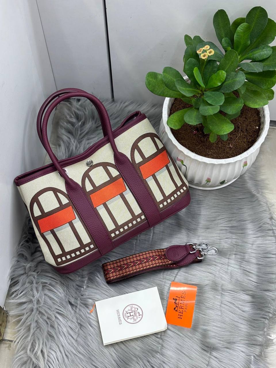 LV
SIZE  ………  17CM 🥰
80 dhs🪙💕
with BOX🌷
🎁🎁🎁

Zain51
♥️♥️♥️