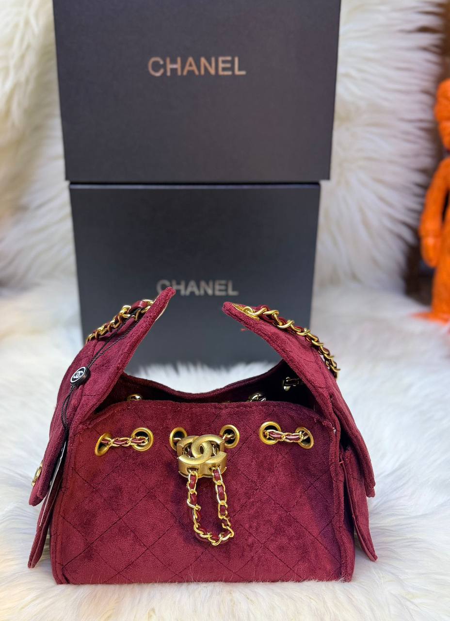 Chanel 
good quality, 
comes with box, 🎁🎁🎁
size...22 * 12 cm 
110 dhs✅
Zain12
♥️♥️♥️