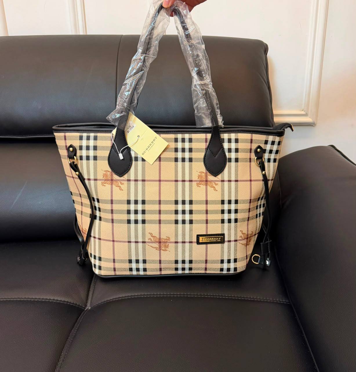 Burberry
100 dhs✅
size 46×16×29cm

Zain42
♥️♥️♥️