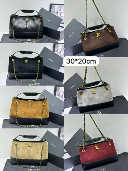 Chanel 
Size : 30 * 20 * 12 cm
105 dhs🪙
with box🎁

Zain115
♥️♥️♥️