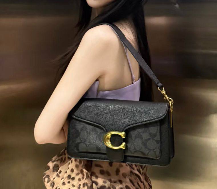 Coach
good quality, 

comes with box, 
🎁🎁🎁

size...25 *15 cm 

95 dhs💓

Zain12
♥️♥️♥️