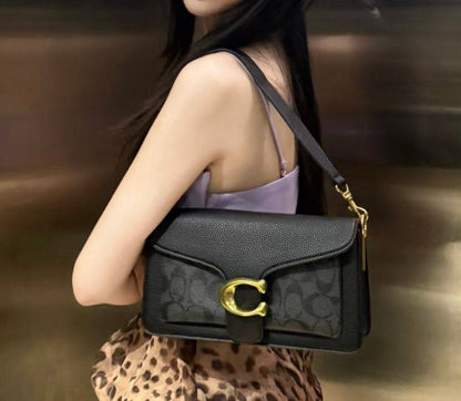 Coach
good quality, 

comes with box, 
🎁🎁🎁

size...25 *15 cm 

95 dhs💓

Zain12
♥️♥️♥️