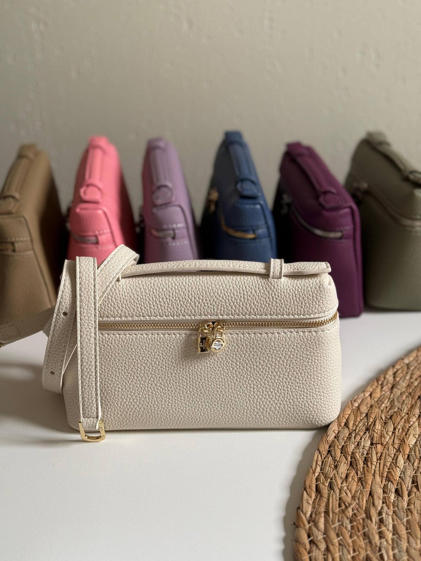 LORO PIANA
19cm
320 dhs❣️
Top quality 
With box🎁

Zain167
♥️♥️♥️
