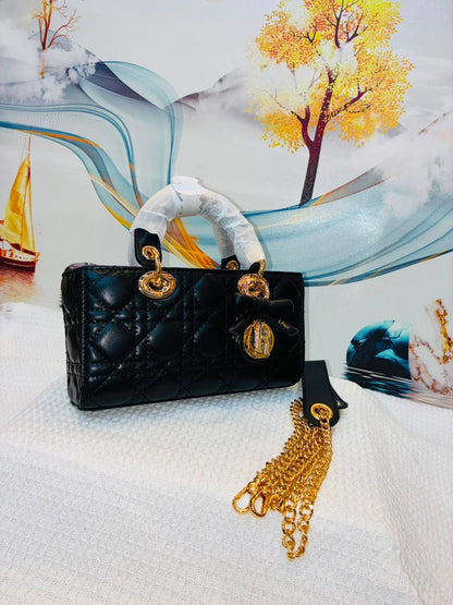 Dior
Best quality 

with box
🎁🎁🎁

155 dhs✅
size 22CM

Zain290
♥️♥️♥️