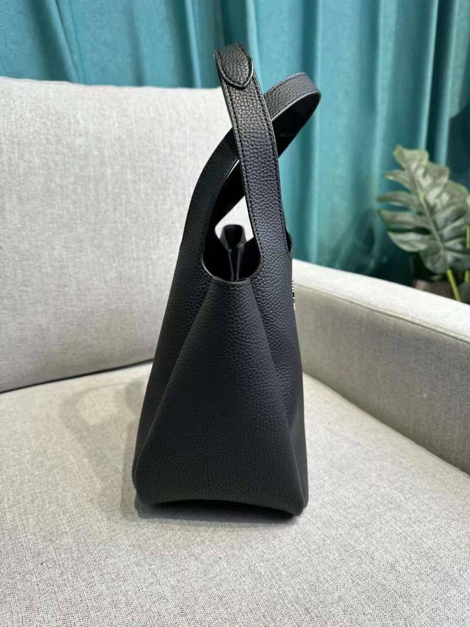 🎉 Offer 🎊  Prada / Bottega
Good quality 
Size : 25 * 22 cm
70 dhs🪙🌺
Limit Stock

Zain115
♥️♥️♥️