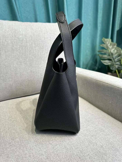 🎉 Offer 🎊  Prada / Bottega
Good quality 
Size : 25 * 22 cm
70 dhs🪙🌺
Limit Stock

Zain115
♥️♥️♥️