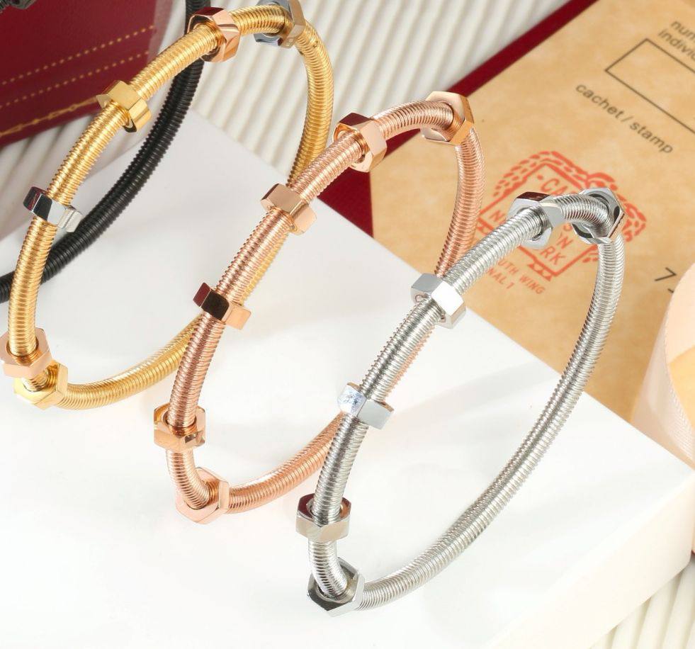 Cartier ❤️‍🔥*
Bangle ✨
Master quality 💯
With normal boxes 🗃️ 
60 dhs✅
With master box 📦 
100 dhs✅

Zain216
♥️♥️♥️