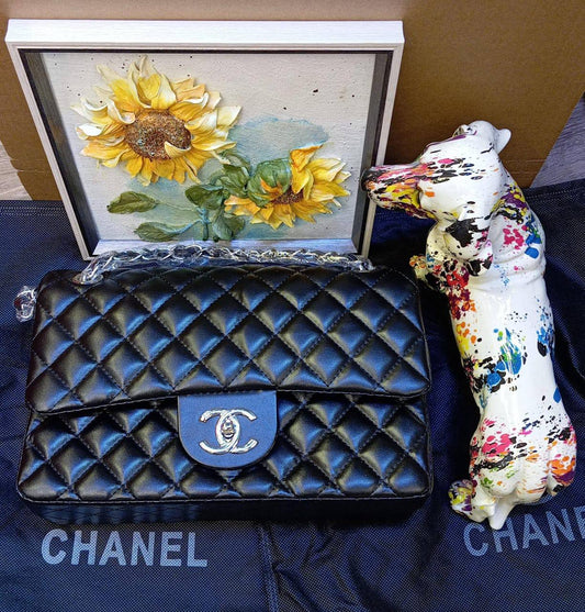 Chanel
Good quality 
with box 
🎁🎁🎁

95 dhs🪙💚 

Size 25cm

Zain186
♥️♥️♥️