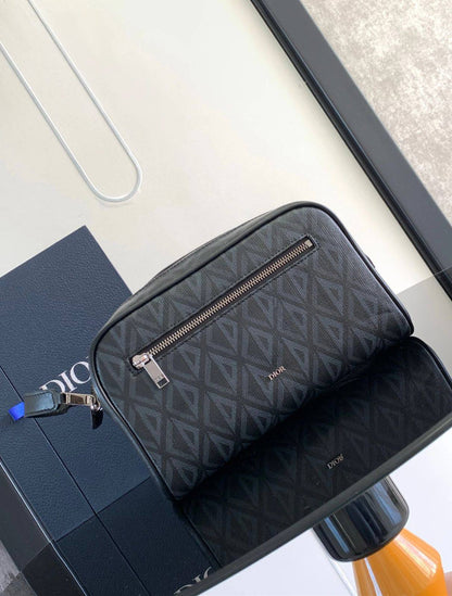 Men's Toiletery bag 
Master Quality
155 dhs❤️

Zain33
♥️♥️♥️