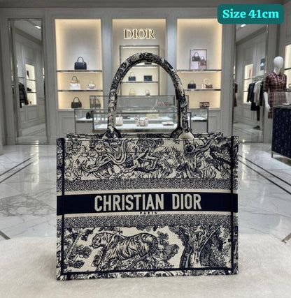 Dior
Good quality 

with box 
🎁🎁🎁

115 dhs🪙🖤

Zain186
♥️♥️♥️