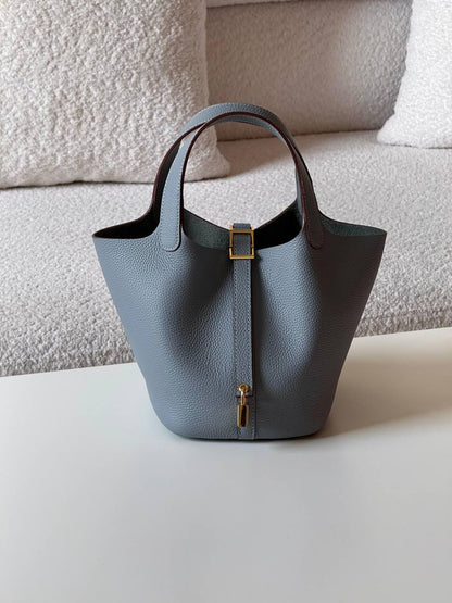 Hermes
picotin 18cm💥Master quality ✅

with box📦

340 dhs✅

Zain52
♥️♥️♥️