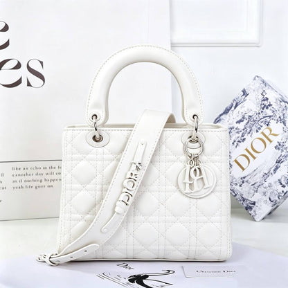 DIOR 
GOOD QUALITY 
120 dhs✅
SIZE: 24cm

Zain295
♥️♥️♥️