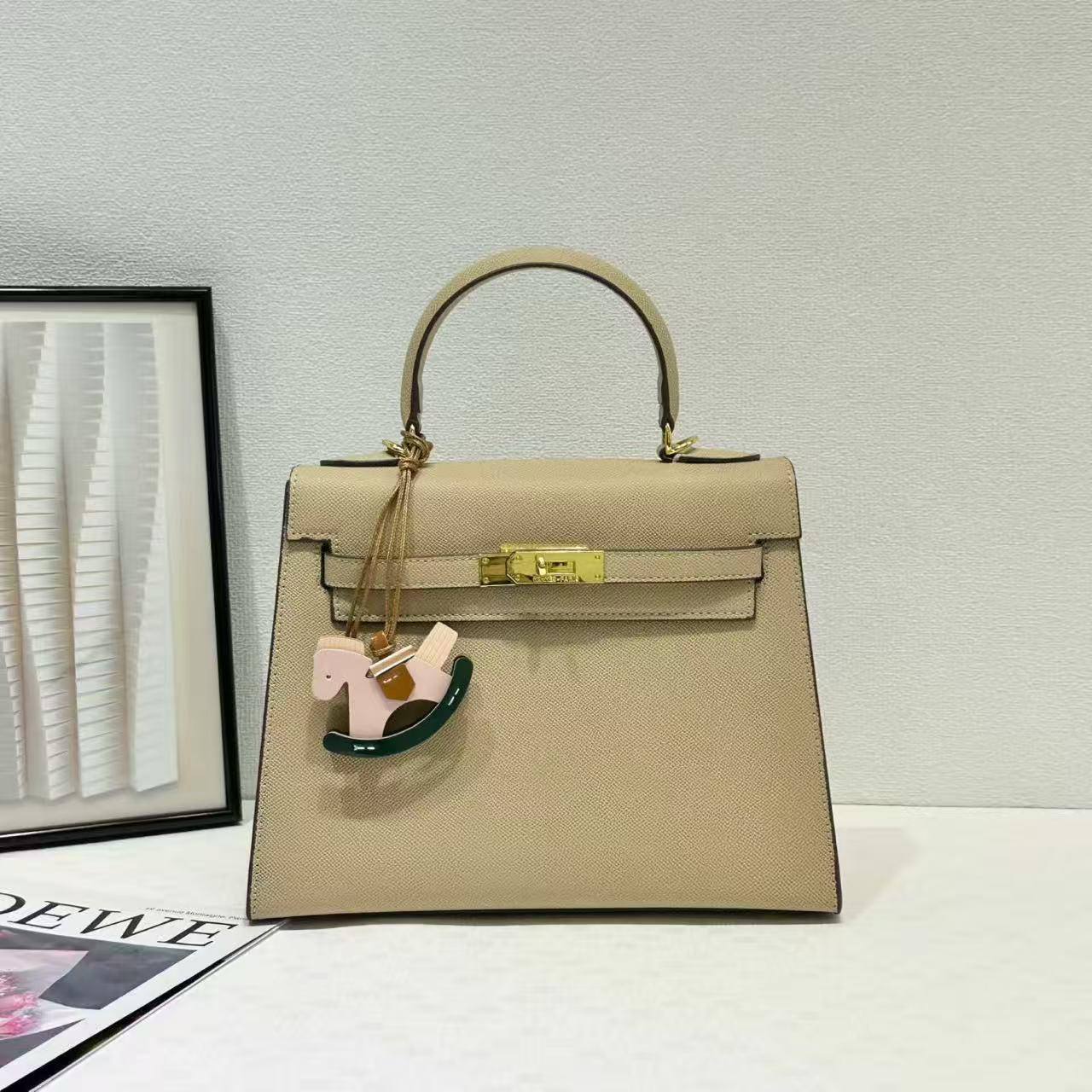 Hermes

with box
🎁🎁🎁

105 dhs💓

Zain143
♥️♥️♥️