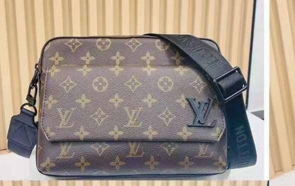 LV - Gucci 
With box 
🎁🎁🎁

95 dhs✅
Size24cm

Zain161
♥️♥️♥️