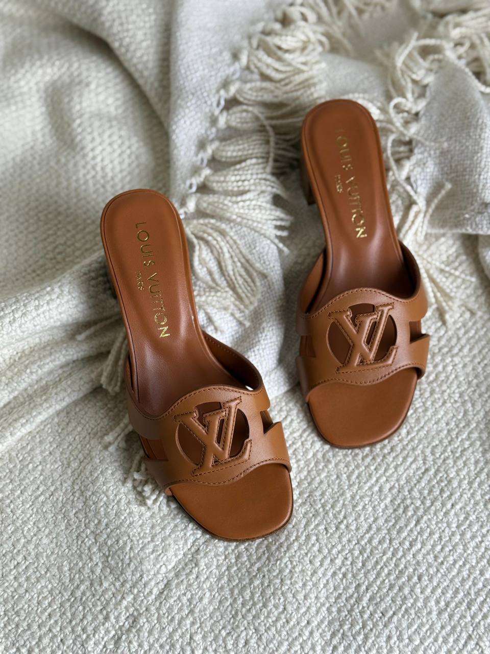 LV
AAA Quality
Size 36 to 41
450 dhs✅

Zain288
♥️♥️♥️