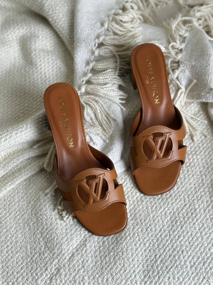 LV
AAA Quality
Size 36 to 41
450 dhs✅

Zain288
♥️♥️♥️