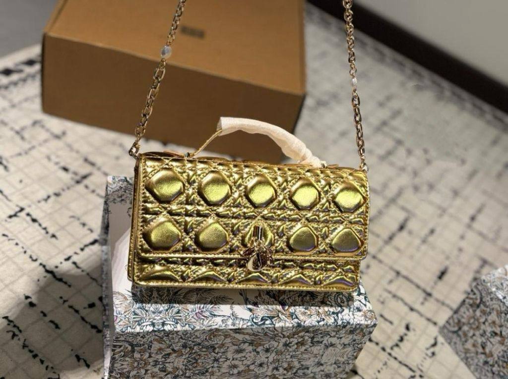 Dior
100 dhs✅
with box
🎁🎁🎁

size 21×4×12cm

Zain42
♥️♥️♥️
