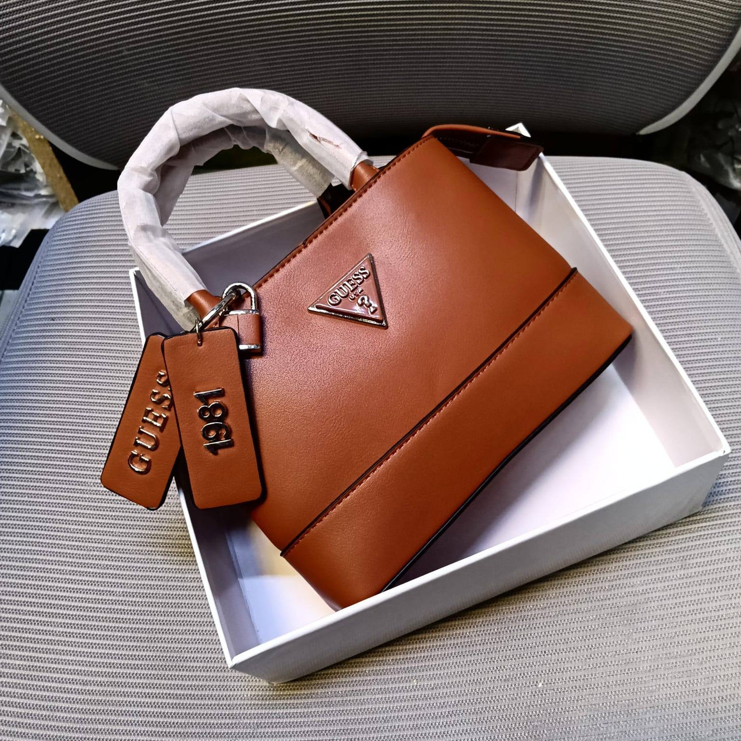 Prada
100 dhs🇦🇪🇦🇪
with box
size 20cm

Zain26
♥️♥️♥️