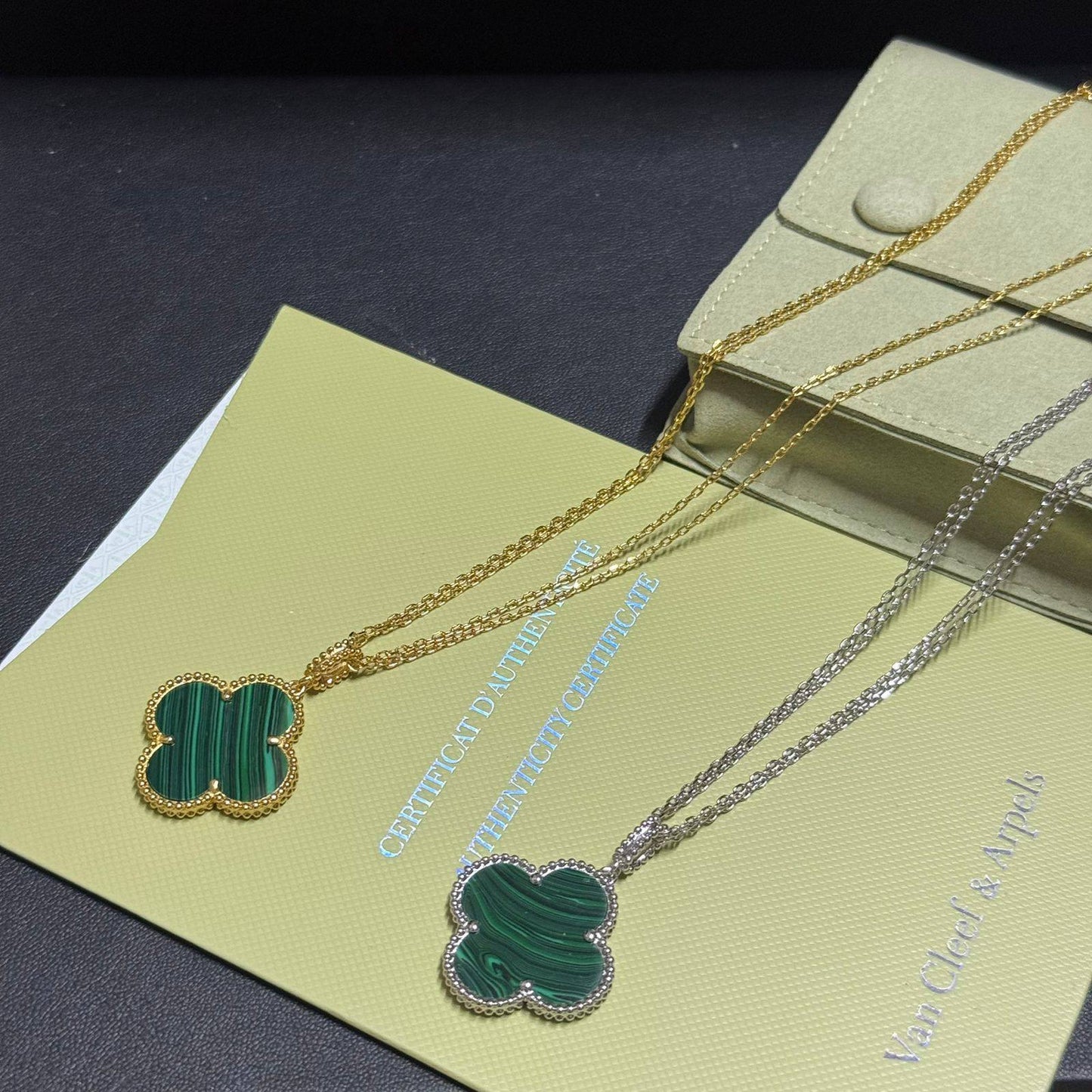 VCA
Necklace 
*Master*🍃💕
With normal box 🎁
55 dhs❣️

Zain263
♥️♥️♥️