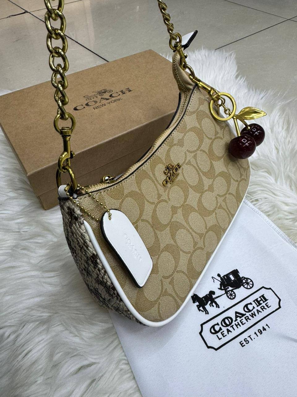 🍒 Coach Teri 
1️⃣ First quality 🍒+🎁
Size : 24 * 15 * 7 cm
90 dhs🪙🌨️
with box 🎁

Zain115
♥️♥️♥️