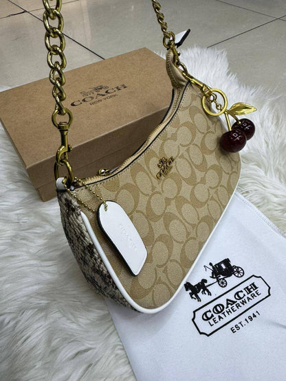 🍒 Coach Teri 
1️⃣ First quality 🍒+🎁
Size : 24 * 15 * 7 cm
90 dhs🪙🌨️
with box 🎁

Zain115
♥️♥️♥️