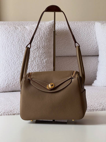 Hermes Lindy 26cm💕master quality😍with box❤️
390 dhs💓

Zain52
♥️♥️♥️
