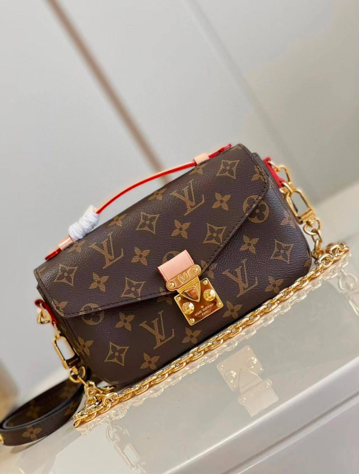 LV 
Master✅✅
💼 21CM 
260 dhs🇦🇪🇦🇪
WITH BOX 

Zain131
♥️♥️♥️