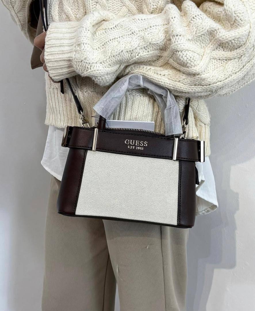 Guess
95 dhs🪙🌨️

with box
🎁🎁🎁

size 21cm

Zain26
♥️♥️♥️