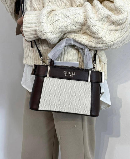 Guess
95 dhs🪙🌨️

with box
🎁🎁🎁

size 21cm

Zain26
♥️♥️♥️