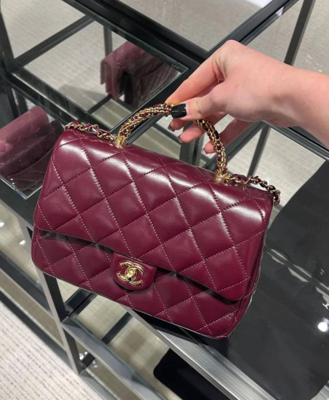 Chanel
100 dhs❣️
size:19*7*13
Good quality，Believe me
With box
🎁🎁🎁

Zain07
♥️♥️♥️
