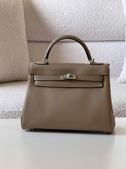 Hermes

kelly 25cm💕

master quality😍with box❤️
🎁🎁🎁

400 dhs❤️💚❤️

Zain52
♥️♥️♥️