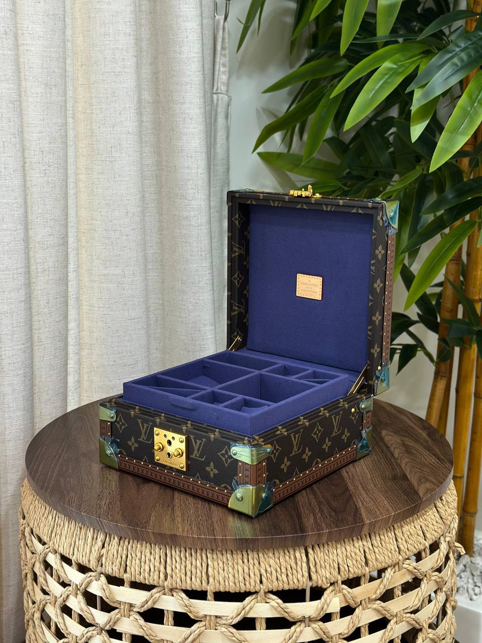 BRAND- LOUIS VUITTON 
*❗️JEWELLERY BOX❗*
*SUPER MASTER QUALITY ❗*
950 dhs✅
*WITH  PAPERBAG❗*

Zain267
♥️♥️♥️