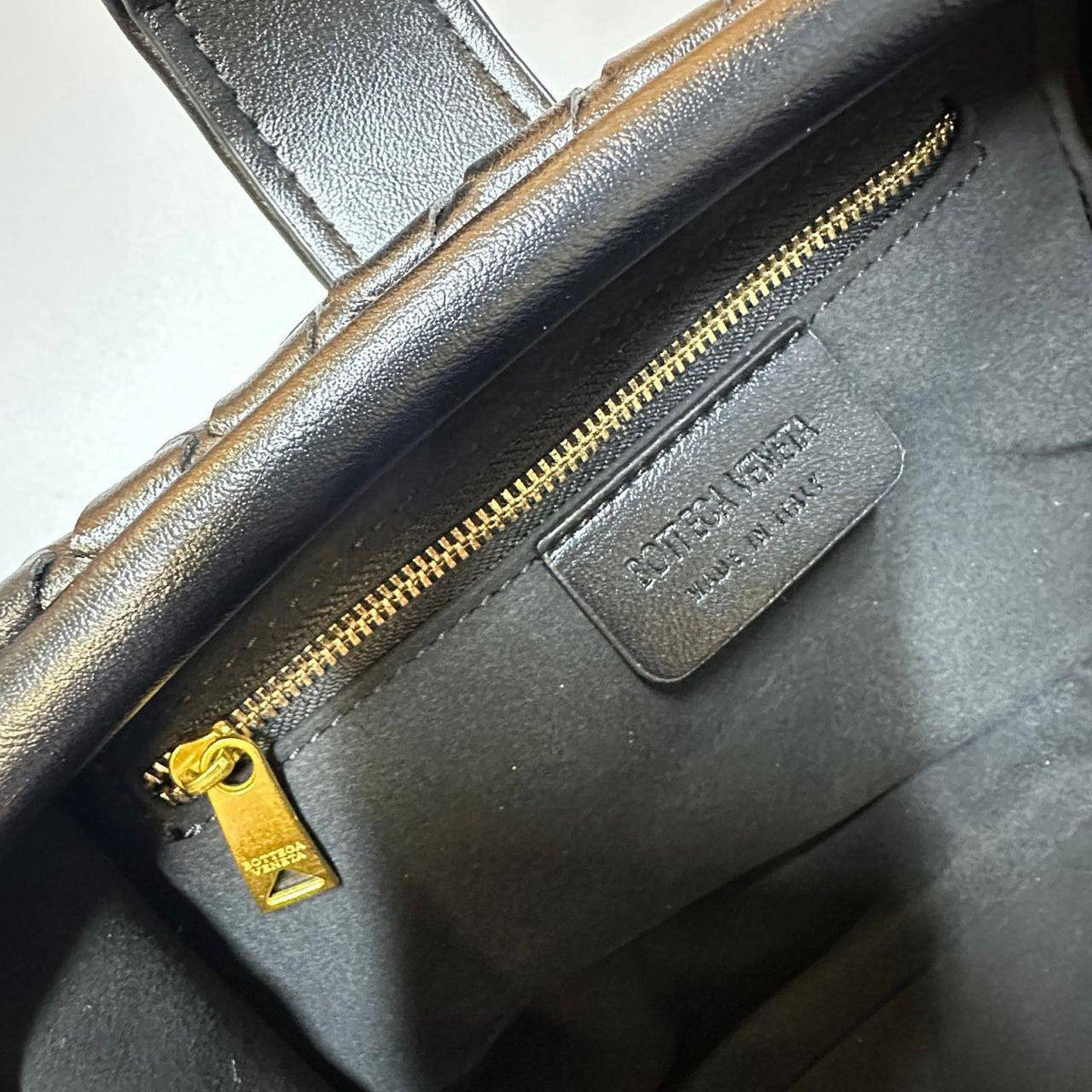 BOTTEGA 

HIGH QUALITY 
WITH BOX 

RESTOCK 
125 dhs🇦🇪🇦🇪

SIZE: 30cm

Zain295
Zain39
♥️♥️♥️