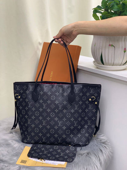 LV

SIZE 33CM

90 dhs🇦🇪🇦🇪
Withbox 

Zain244
♥️♥️♥️