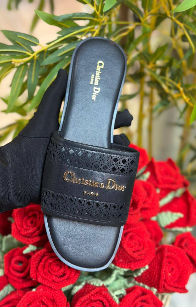 Dior
Good quality 
with box 
🎁🎁🎁

85 dhs❣️
Size 36 to 41 

Zain186
♥️♥️♥️