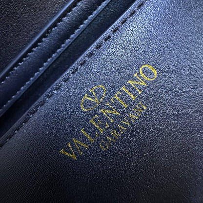 VALENTINO
 HIGH QUALITY
 WITH BOX 
🎁🎁🎁

130 dhs✅
Size:20cm

Zain39
♥️♥️♥️