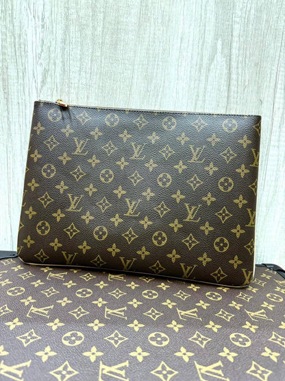 LV Clutch Bag
Size ：23CM  

80 dhs🪙🌨️

withbox
🎁🎁🎁

Zain04
♥️♥️♥️