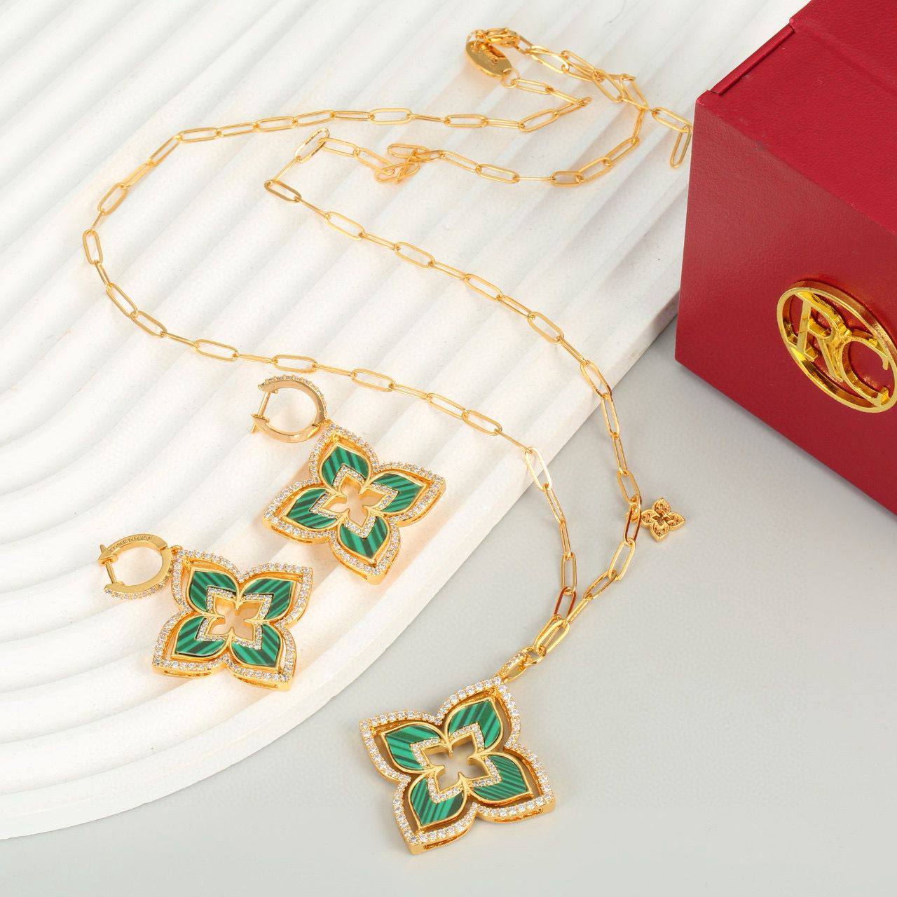 RC SET 
MASTER ✨💫
NECKLACE EARRINGS
170 DHS✅
WITH BOX AND PAPER BAG🛍️🎁

Zain89
♥️♥️♥️