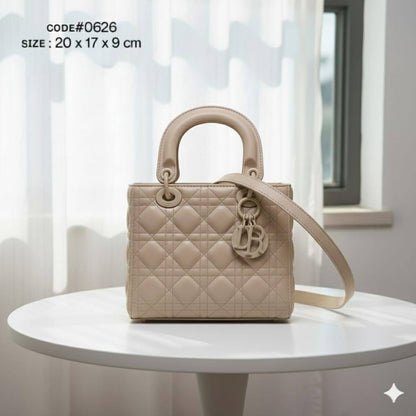 CHRISTIAN LADY DIOR
ᴍᴀᴛᴛᴇ ʟᴇᴀᴛʜᴇʀ ᴍᴀᴛᴇʀɪᴀʟ
ᴡɪᴛʜ ʟᴏɴɢ ʙᴇʟᴛ sᴛʀᴀᴘ
sɪᴢᴇ : 20 cm

75 dhs🪙🌨️

Zain31
♥️♥️♥️