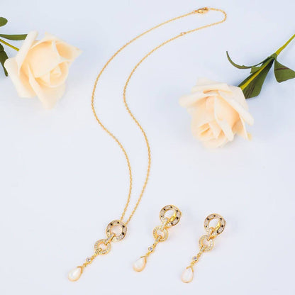 Cartier ❤️‍🔥*
Necklace 💥
Earring 🦋
Master quality 💯
With normal boxes 🗃️ 
130 dhs✅
With master box 📦 
170 dhs✅

Zain216
♥️♥️♥️