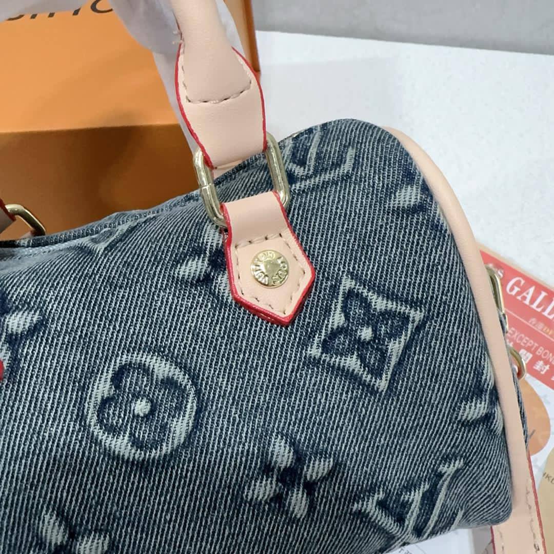 LV
80 dhs🪙🌨️

size 17×10×12cm

with box
🎁🎁🎁

Zain213
♥️♥️♥️