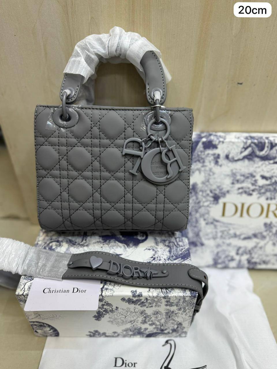 💎 Lady  Dior 
1️⃣ First Quality +🎁
Size: 20 * 17 cm
110 dhs💓
with Box🎁

Zain115
♥️♥️♥️